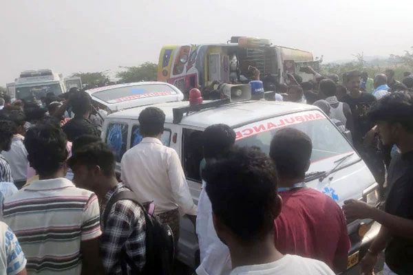 You are currently viewing ഓവര്‍ടേക്ക് ചെയ്യുന്നതിനിടെ ബസ് മറിഞ്ഞ് കര്‍ണാടകയില്‍ എട്ട് മരണം; ഇരുപതോളം പേര്‍ക്ക് പരിക്ക്