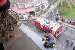 Read more about the article കാസര്‍കോട് കളക്ടറേറ്റില്‍ തീപിടിത്തം ; രക്ഷാപ്രവര്‍ത്തനത്തിൻ്റെ  പാഠങ്ങള്‍ പകര്‍ന്ന് മോക്ഡ്രില്‍