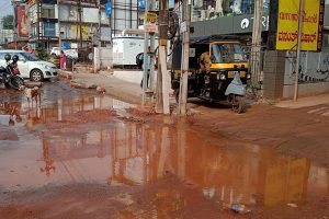 Read more about the article തലതിരിഞ്ഞ പ്രവൃത്തി; നോക്കാൻ ആളില്ലാത്തതോ അതോ കാസർകോട് ഇത്ര മതി എന്ന ഭാവമോ; ഓവുചാൽ നിർമ്മിതിയിൽ വീണ്ടും അപാകത; വെള്ളം ഒരുതുള്ളി ഓവുചാലിൽ എത്തണമെങ്കിൽ വീണ്ടും കോൺക്രീറ്റ് കട്ട് ചെയ്യണം