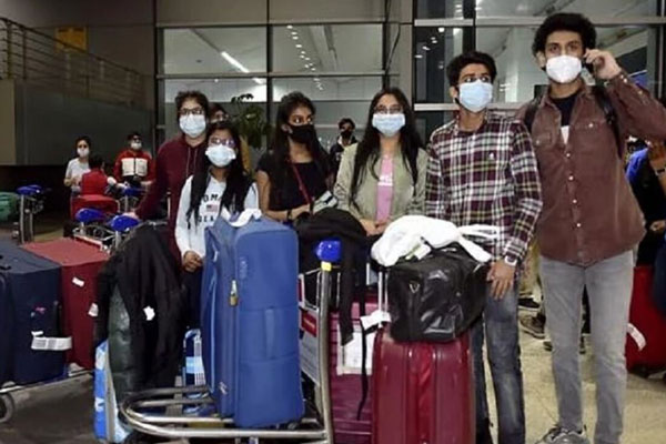 Read more about the article 1300 ഇന്ത്യക്കാര്‍ ഇതുവരെ അതിര്‍ത്തി കടന്നു;  ഖാര്‍ക്കിവിലും സുമിയിലും ഉള്ളവരെ സുരക്ഷിതരാക്കാന്‍ ശ്രമം തുടരുന്നു; വെള്ളിയാഴ്ച  22 വിമാനങ്ങള്‍ കൂടി എത്തും