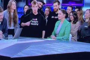 Read more about the article അധികൃതർ  പ്രവർത്തനം നിരോധിച്ചു; റഷ്യൻ ചാനലിലെ മുഴുവൻ ജീവനക്കാരും  ‘നോ വാർ’ എന്ന് പ്രഖ്യാപിച്ച്  ഓൺഎയറിൽ രാജിവച്ചു