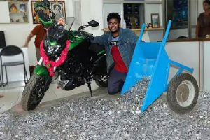 Read more about the article ഒരു രൂപ നാണയങ്ങളാക്കി 2.6 ലക്ഷം രൂപ; ആഢംബര ബൈക്ക് സ്വന്തമാക്കിയ യുവാവ്  പണി കൊടുത്തത്  ഷോറൂം ജീവനക്കാര്‍ക്ക്