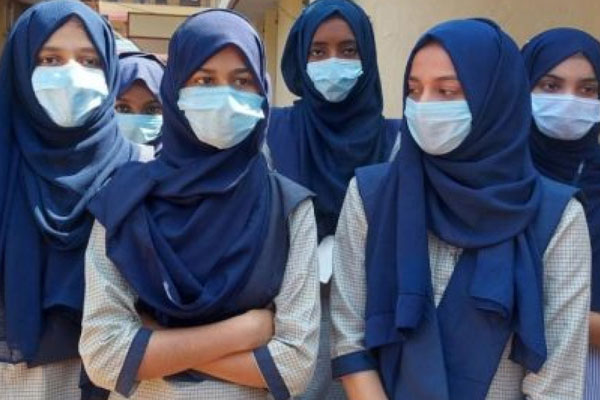 Read more about the article കര്‍ണാടകയിലെ  ശിവമോഗയില്‍ ഹിജാബ് നീക്കം ചെയ്യാന്‍ അധികൃതര്‍ ആവശ്യപ്പെട്ടു; പ്രാക്ടിക്കല്‍ പരീക്ഷയെഴുതാതെ വിദ്യാര്‍ത്ഥികള്‍ മടങ്ങി