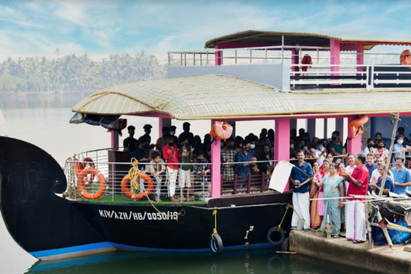 You are currently viewing അച്ചാംതുരുത്തി മുതൽ  ഇടയിലക്കാട് ദീപ് വരെ; പുഴയിലെയും കായലിലെയും ജൈവ വൈവിധ്യത്തെ തിരിച്ചറിഞ്ഞ് കുട്ടികളുടെ പഠനയാത്ര