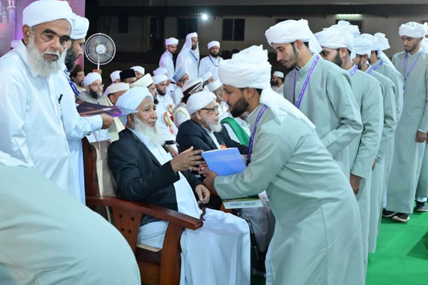 You are currently viewing മുഹിമ്മാത്തില്‍ ത്വാഹിറുല്‍ അഹ്ദല്‍ ഉറൂസിന് ആത്മീയ സമ്മേളനത്തോടെ ധന്യ സമാപനം;143 യുവ പണ്ഡിതര്‍ സനദ് സ്വീകരിച്ചു