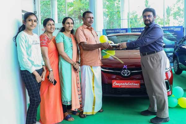 Read more about the article ആധുനിക സംവിധാനത്തോടെയുള്ള ഗ്ലാൻസയുടെ അതി ഗംഭീര വരവ് അറിയിച്ച് കാസർകോട്ടെ ടൊയോട്ട ഷോറൂം