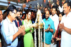 Read more about the article ഭാവന കാഞ്ഞങ്ങാട് എത്തി; ഇമ്മാനുവല്‍ സില്‍ക്‌സിൽ അഞ്ചാം വാര്‍ഷികാഘോഷ പരിപാടികള്‍ക്ക് തുടക്കമായി