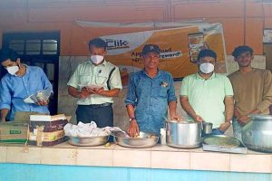 Read more about the article ഒരു സുഹൃത്ത് കുറച്ചു പണം തന്നതോടെ ആദ്യദിനം തുടങ്ങിയ നോമ്പുതുറ; പിന്നെ എല്ലാ ദിവസവും വിഭവങ്ങൾ നൽകി, രോഗികൾക്കും ആശ്രിതർക്കും ആശ്വാസമായി ഈ യുവാവിൻ്റെ പ്രയത്നം