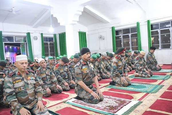 Read more about the article “ഇതാണ് എൻ്റെ  ഇന്ത്യ”: കശ്മീരിൽ നമസ്‌കാരം നടത്തുന്ന ഇന്ത്യൻ സൈനിക ഉദ്യോഗസ്ഥരുടെ ചിത്രം ഹൃദയം കീഴടക്കുന്നു