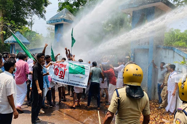 You are currently viewing കെ റെയിൽ: മുസ്‌ലിം യൂത്ത് ലീഗ്  കളക്ട്രേറ്റ് മാർച്ചിൽ പ്രതിഷേധമിരമ്പി; ജലപീരങ്കി ഉപയോഗിച്ച്  പോലിസ്