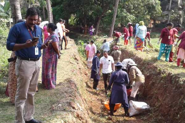 You are currently viewing ലോക ഭൗമദിനത്തില്‍ ജലസംരക്ഷണത്തിനായി തോട് ശുചീകരിച്ച് കാസര്‍കോട് നഗരസഭ
