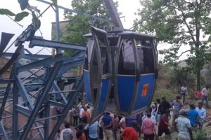 Read more about the article ഇന്ത്യയിലെ ഏറ്റവും ഉയരത്തിലുള്ള വെര്‍ട്ടിക്കല്‍ റോപ്പ് വേയിലെ കേബിള്‍ കാറുകള്‍ കൂട്ടിയിടിച്ച് രണ്ട് മരണം :  കുടുങ്ങിക്കിടക്കുന്നത് നാല്പ്പതിലധികം ആളുകള്‍