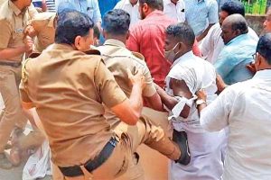 Read more about the article അഭിഭാഷകനെ മർദ്ദിച്ചു, അസി. കമ്മീഷണറുടെ കോളറിന് പിടിച്ചു; കെ റെയിൽ സമരക്കാരെ നേരിട്ട് സസ്‌പെൻഷൻ വാങ്ങിയ പോലീസ് ഉദ്യോസ്ഥൻ സ്ഥിരം പ്രശ്നക്കാരൻ