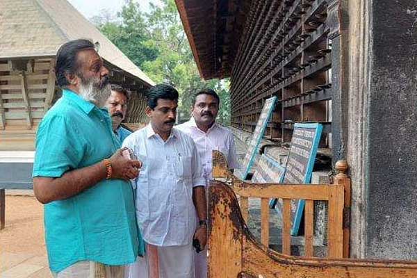 Read more about the article വിഷുക്കൈനീട്ട പരിപാടിയുമായി സുരേഷ് ഗോപി; രാഷ്ട്രീയ വിവാദം, പണം സ്വീകരിക്കരുതെന്ന് ദേവസ്വം ബോർഡ് വിലക്ക്