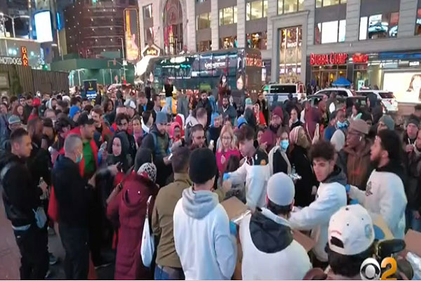 You are currently viewing ഇതാണ് അമേരിക്കയുടെ ടൈംസ് സ്‌ക്വയർ; ഒരു വികാരവും വ്രണപ്പെടുത്തിയില്ല; ശനിയാഴ്ച രാത്രി തറാവീഹ് നമസ്‌കാരം തുറസ്സായ സ്ഥലത്ത് നടത്തപ്പെട്ടു