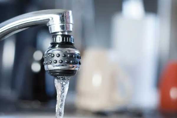 Read more about the article കൊവിഡ് ബാധിക്കാതിരിക്കാൻ നീന്തൽ കുളത്തിലെ  ടാപ്പ് മാസങ്ങളോളം തുറന്നിട്ടു; ഒടുവിൽ  വാട്ടർ ബില്ല്  കണ്ട് കണ്ണ്‌ തള്ളി സ്കൂൾ അധികൃതർ