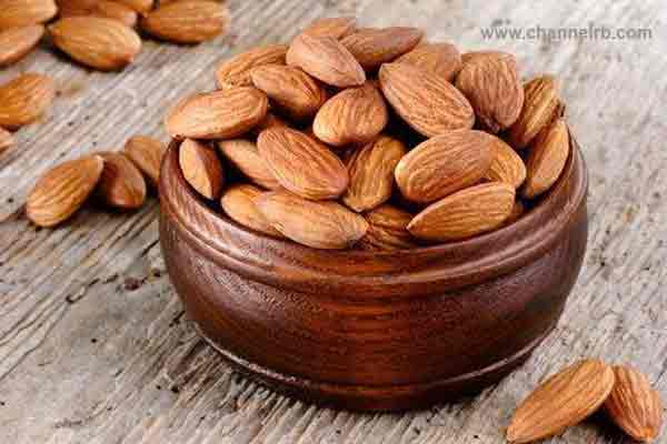 Read more about the article ഹൃദയാഘാതവും കൊളസ്‌ട്രോളും കുറയ്‌ക്കാൻ കഴിയും; പോഷകങ്ങളുടെ കലവറയായ ബദാം, സ്ത്രീകള്‍ ഉറപ്പായും ഉപയോഗിക്കണം, കാരണം ഇതാണ്