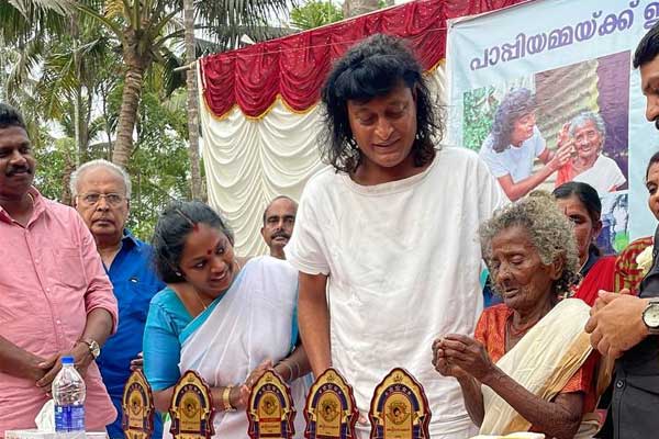 You are currently viewing പാപ്പിയമ്മക്ക് നല്‍കിയ വാക്ക് പാലിച്ച് ബോചെ; വെള്ളപ്പൊക്കത്തെ പേടിക്കാതെ അടച്ചുറപ്പുള്ള വീട്ടില്‍ കിടന്നുറങ്ങാം