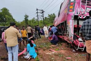 Read more about the article അമിത വേഗത;  കാസർകോട് നിന്ന് കണ്ണൂരിലേക്ക് പോകുകയായിരുന്ന സ്വകാര്യ ബസ് തലകീഴായി മറിഞ്ഞു; നിരവധി പേർക്ക് പരിക്ക്