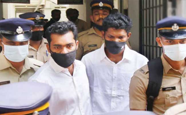 Read more about the article ചീമേനി പുലിയന്നൂരില്‍ റിട്ട. അധ്യാപികയെ കൊലപ്പെടുത്തിയ കേസില്‍ പ്രതികള്‍ക്ക് ജീവപര്യന്തം; വീട്ടില്‍ മോഷണത്തിനിടെ കഴുത്തറുത്ത് കൊന്നത് ശിഷ്യന്മാര്‍