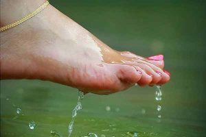 Read more about the article മനോഹരമായ മുഖവും മുടിയും ചര്‍മ്മവും ഒക്കെ ഉണ്ടായാല്‍ സൗന്ദര്യ സംരക്ഷണം പൂര്‍ണമാകുമോ; പാദങ്ങളും തിളങ്ങട്ടെ, പെഡിക്യൂര്‍ വീട്ടിലും ഉണ്ടാക്കാം