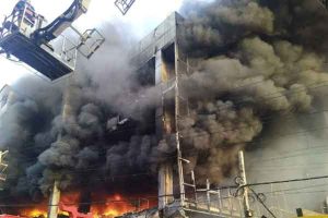 Read more about the article ഡല്‍ഹിയില്‍ തീപിടിച്ച കെട്ടിട ഉടമകളെ പൊലീസ് അറസ്റ്റ് ചെയ്‌തു; വെന്തുമരിച്ച 27 പേരില്‍ പലരെയും തിരിച്ചറിയാന്‍ ശാസ്ത്രീയ പരിശോധന വേണ്ടി വരുമെന്ന് ഡിസിപി, കാണാതായവർക്കായി ആശുപത്രികള്‍ കയറിയിറങ്ങി ബന്ധുക്കള്‍