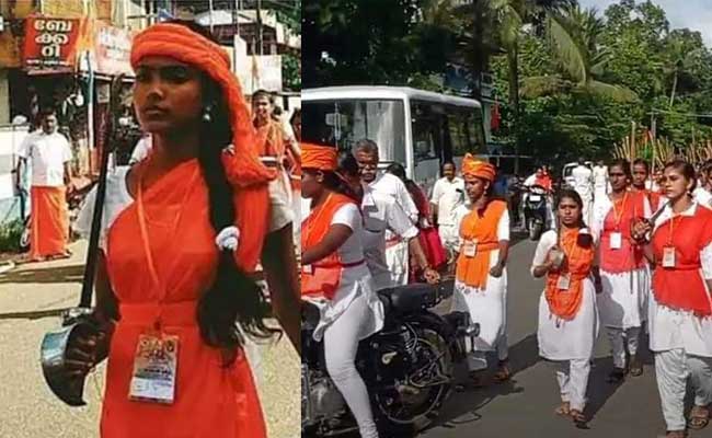 You are currently viewing വാളും ആയുധങ്ങളുമേന്തി പൊതുനിരത്തിലിറങ്ങി; വിശ്വഹിന്ദു പരിഷത്ത് വനിതാ പ്രവർത്തകർക്കെതിരെ പോലീസ് കേസെടുത്തു