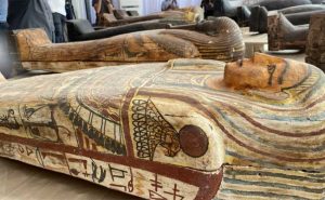 Read more about the article ശവപ്പെട്ടിയിൽ മരണത്തിൻ്റെ പുസ്തകത്തിൽ നിന്നുള്ള വാചകങ്ങൾ; ഈജിപ്തിലെ സഖാറയിൽ 2500 വർഷങ്ങളോളം പഴക്കമുള്ള മമ്മികളെ കണ്ടെത്തി