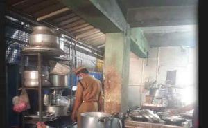 Read more about the article നീലേശ്വരത്ത്  ഹോട്ടലുകളിലും  കൂള്‍ബാറുകളിലും പരിശോധന  നടത്തി; വൃത്തിഹീനമായി പ്രവര്‍ത്തിക്കുന്ന സ്ഥാപനങ്ങള്‍ക്ക്  നോട്ടീസ് നൽകി