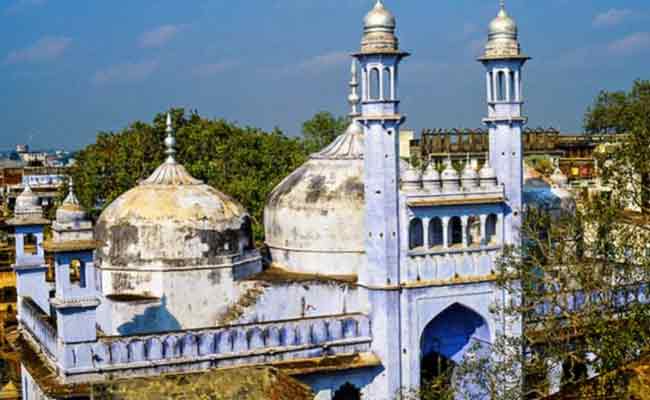 Read more about the article കണ്ടെടുത്തത് ശിവലിംഗമാണെന്ന് തെളിയിക്കുക എളുപ്പമല്ല; ചരിത്രപ്രസിദ്ധമായ ഗ്യാൻവാപി മസ്ജിദിൽ ശിവലിംഗത്തിലേക്കുള്ള വഴി ഉണ്ടാക്കണമെന്നും ആരാധനയ്ക്ക് അനുമതി നൽകണമെന്നും  ഹർജി