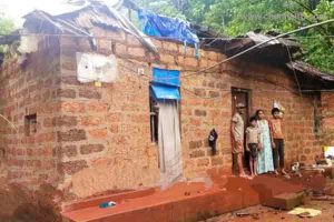 Read more about the article കനത്ത മഴയിൽ വീടിൻ്റെ മേൽക്കൂര തകർന്നു; കുട്ടികളുൾപ്പെടെ വീട്ടുകാർ അത്ഭുതകരമായി രക്ഷപ്പെട്ടു