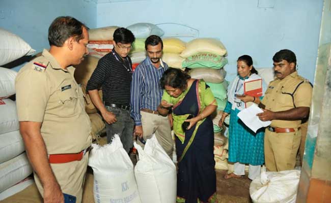 You are currently viewing കരിഞ്ചന്ത പൂഴ്ത്തിവെപ്പ്; ചെറുവത്തൂര്‍, നീലേശ്വരം, കാഞ്ഞങ്ങാട് എന്നിവിടങ്ങളില്‍ പരിശോധന നടത്തി; കാസര്‍കോട് ഭാഗങ്ങളില്‍ നാളെ പരിശോധന