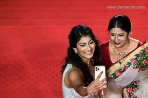 Read more about the article കാൻ ചലച്ചിത്രമേളയിലെ റെഡ് കാര്‍പറ്റിലെത്തുന്ന ആദ്യ മലയാള നടിമാർ; വിസ്മയമായി അമ്മയും മകളും, തമ്പ് പ്രദര്‍ശനത്തിന് ജലജയും മകള്‍ ദേവിയും സാക്ഷിയായി