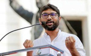 Read more about the article ബി.ജെ.പി മുഖ്യമന്ത്രിമാര്‍ പോലും ഗുജറാത്ത് മോഡല്‍ പഠിക്കാന്‍ പോകുന്നില്ല;  കേരള മുഖ്യമന്ത്രി ഗുജറാത്തിനെ പുകഴ്ത്തുന്നത് ദുരന്തം; വിമർശനവുമായി ജിഗ്നേഷ് മേവാനി