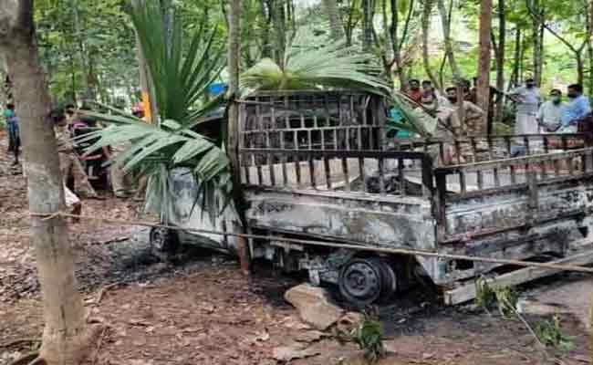 You are currently viewing ഭാര്യയേയും മക്കളേയും ഗുഡ്‌സ് ഓട്ടോയിൽ പൂട്ടിയിട്ട് തീയിട്ടത് ആസൂത്രിതമെന്ന് പോലീസ്;  പെട്രോളോ ഡീസലോ ഉപയോഗിച്ച് തീ കൊളുത്തുകയായിരുന്നുവെന്ന് പോലീസ്