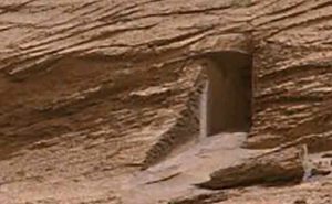 Read more about the article കൃത്യമായ അളവുകളോടെ ചതുരാകൃതി; ചൊവ്വയില്‍ ‘ദുരൂഹ വാതില്‍’ കണ്ടെത്തി; അന്യഗ്രഹജീവികളുണ്ടാക്കിയതാണെന്ന് സംശയം