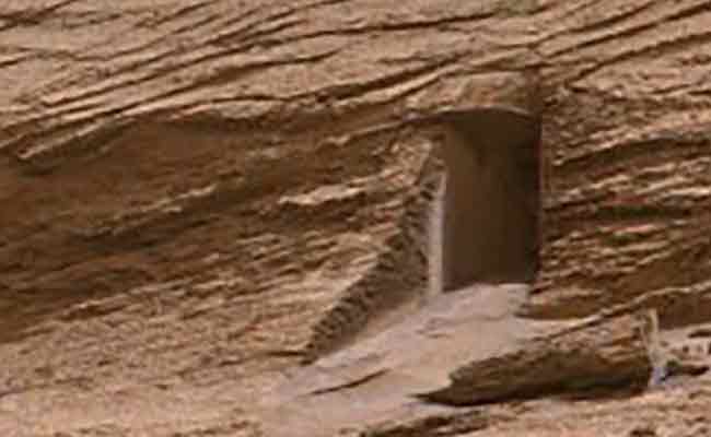 Read more about the article കൃത്യമായ അളവുകളോടെ ചതുരാകൃതി; ചൊവ്വയില്‍ ‘ദുരൂഹ വാതില്‍’ കണ്ടെത്തി; അന്യഗ്രഹജീവികളുണ്ടാക്കിയതാണെന്ന് സംശയം