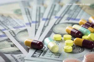 Read more about the article ഡോക്ടറും വേണ്ട കുറിപ്പടിയും വേണ്ട; മരുന്നുകളുടെ വില്പനയ്ക്ക് യാതൊരു നിയന്ത്രണങ്ങളും ഇല്ല,  സർക്കാർ ആശുപത്രികൾക്ക് മുന്നിൽ സ്വകാര്യ ഫാർമസികൾ നിരവധി, പഠിച്ചവരാണോ മരുന്ന് നൽകുന്നത്?