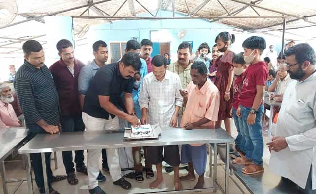 You are currently viewing തിരക്കിനിടയിലും ആരോരുമില്ലാത്ത അന്തേവാസികൾക്കൊപ്പം; പോലീസ് കൂട്ടായ്മയുടെ വാർഷികാഘോഷം മാതൃകയായി