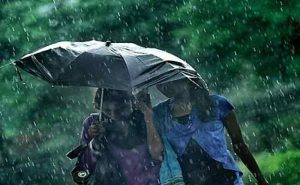 Read more about the article സംസ്ഥാനമാകെ കനത്ത മഴ തുടരുന്നു : റവന്യൂ മന്ത്രിയുടെ ഓഫീസിൽ കണ്‍ട്രോൾ റൂം ആരംഭിച്ചു; പെരിങ്ങൽക്കൂത്ത് ഡാം തുറന്നു