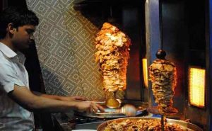 Read more about the article ഷവർമ കടകളിലെ ജീവനക്കാർക്ക്  പരീശീലനം നിർബന്ധമാക്കാൻ സംസ്ഥാന സർക്കാർ; തീരുമാനം ഭക്ഷ്യ വിഷബാധയേറ്റ് കാസർകോട് പ്ലസ് വൺ വിദ്യാർഥിനി മരിച്ച സാഹചര്യത്തിൽ