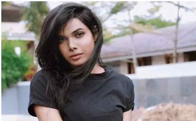 You are currently viewing കൊച്ചിയിൽ ട്രാന്‍സ്‌ജെന്‍ഡര്‍ യുവതി ഷെറിന്‍ സെലിന്‍ ജീവനൊടുക്കിയത് വീഡിയോ കോളിനിടെ; ആരെയാണ് വിളിച്ചതെന്ന് വ്യക്തമല്ല; അസ്വാഭാവിക മരണത്തിന് കേസെടുത്ത് പോലീസ്