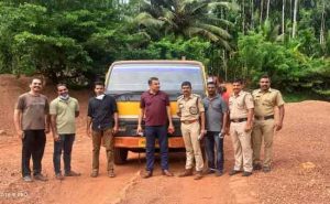 Read more about the article മഞ്ചേശ്വരം ജോഡ്കൽ ബോള്ളറിൽ നടന്നത് വൻ മണൽ വേട്ട; 3 മണൽ ലോറികൾ പോലീസ് പിടികൂടി