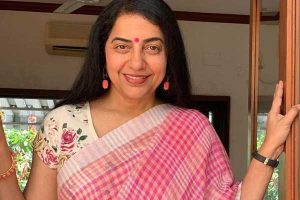 Read more about the article എല്ലാവരും ഹിന്ദി പഠിക്കണം; തമിഴും നല്ല ഭാഷയാണ്; എത്രയും കൂടുതൽ ഭാഷ പഠിക്കുന്നത് ഏറ്റവും നല്ലതാണ്: സുഹാസിനി