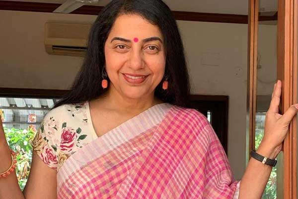 Read more about the article എല്ലാവരും ഹിന്ദി പഠിക്കണം; തമിഴും നല്ല ഭാഷയാണ്; എത്രയും കൂടുതൽ ഭാഷ പഠിക്കുന്നത് ഏറ്റവും നല്ലതാണ്: സുഹാസിനി