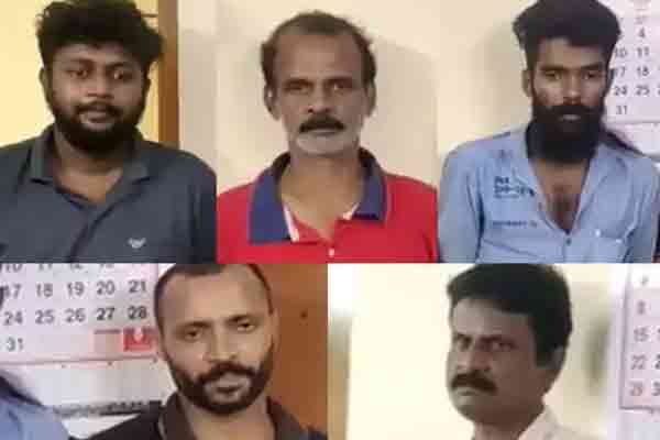 You are currently viewing കരീലകുളങ്ങരയില്‍ പിടിയിലായത് കുപ്രസിദ്ധ ക്ഷേത്ര മോഷ്ടാക്കള്‍;മൊബൈല്‍ ഉപയോഗിക്കില്ല, മോഷണശേഷം പണം വീതിച്ച് പിരിയും, പ്രതികൾ റിമാണ്ടിൽ