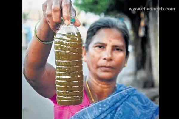 You are currently viewing ഞങ്ങൾ ആ വെള്ളം കുടിക്കും, കടുംനിറമുള്ള കലക്കവെള്ളം അരിച്ചെടുത്ത് കുടിക്കാൻ നിർബന്ധിതരാകുന്നു; ശുദ്ധമായ കുടിവെള്ളത്തിനുള്ള പോരാട്ടത്തിന് അവസാനമില്ല