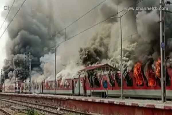 You are currently viewing അഗ്നിപഥ് പദ്ധതി പ്രതിഷേധത്തിൽ രാജ്യം കത്തുന്നു; ഒരു ട്രെയിനിൻ്റെ ആറ് കോച്ചുകളും മറ്റൊരു ട്രെയിനിൻ്റെ രണ്ട് കോച്ചുകളും തീവച്ചു, പോലീസ് വെടിവെപ്പിൽ ഒരാൾ കൊല്ലപ്പെട്ടു, കലാപം ദക്ഷിണേന്ത്യയിലേക്കും, റിക്രൂട്ട്‌മെന്റ് ഉടൻ ആരംഭിക്കുമെന്ന് കരസേനാ മേധാവി