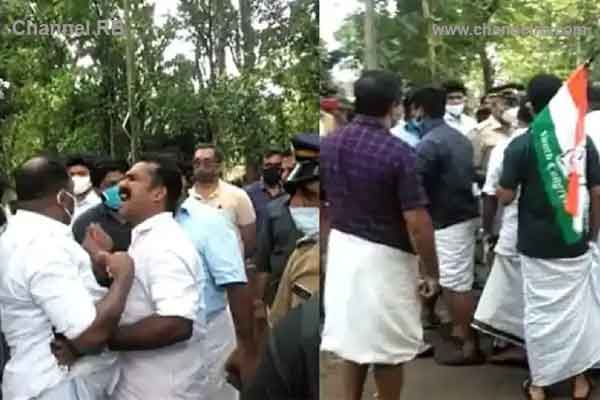 Read more about the article മുഖ്യമന്ത്രിക്കെതിരെ പ്രതിഷേധം; ആറ് കോൺഗ്രസ് പ്രവർത്തകരും, രണ്ട് ട്രാൻസ്‌ജെൻഡേഴ്‌സും അറസ്റ്റിൽ