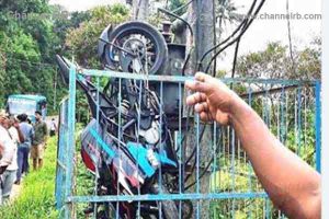 Read more about the article അമിത വേഗതയിൽ നിയന്ത്രണം വിട്ട ബൈക്ക് ട്രാന്‍സ്‌ഫോര്‍മറിന് മുകളില്‍; ഭാഗ്യവാനായ യാത്രക്കാരന്‍ മറ്റൊരു ബൈക്കില്‍ കയറി സ്ഥലം വിട്ടു